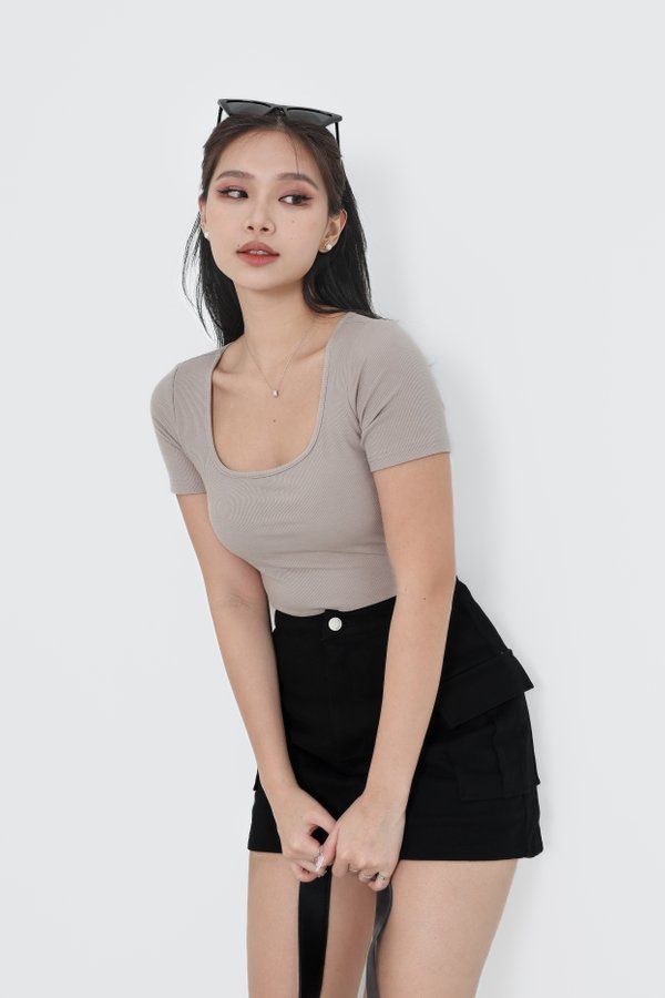 *TPZ* STAPLE PADDED BASIC TOP IN LIGHT TAUPE