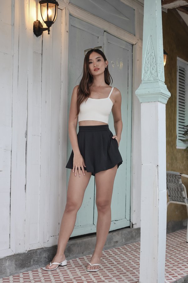 *TPZ* THE OASIS PLEATED SHORTS IN BLACK
