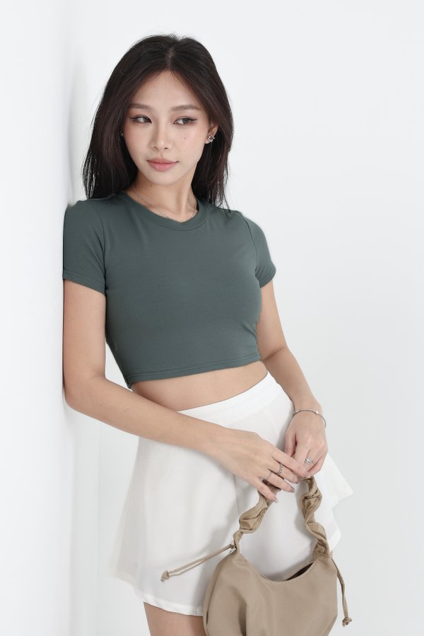 *TPZ* PERFECT ROUND NECK BASIC TOP IN HUNTER GREEN