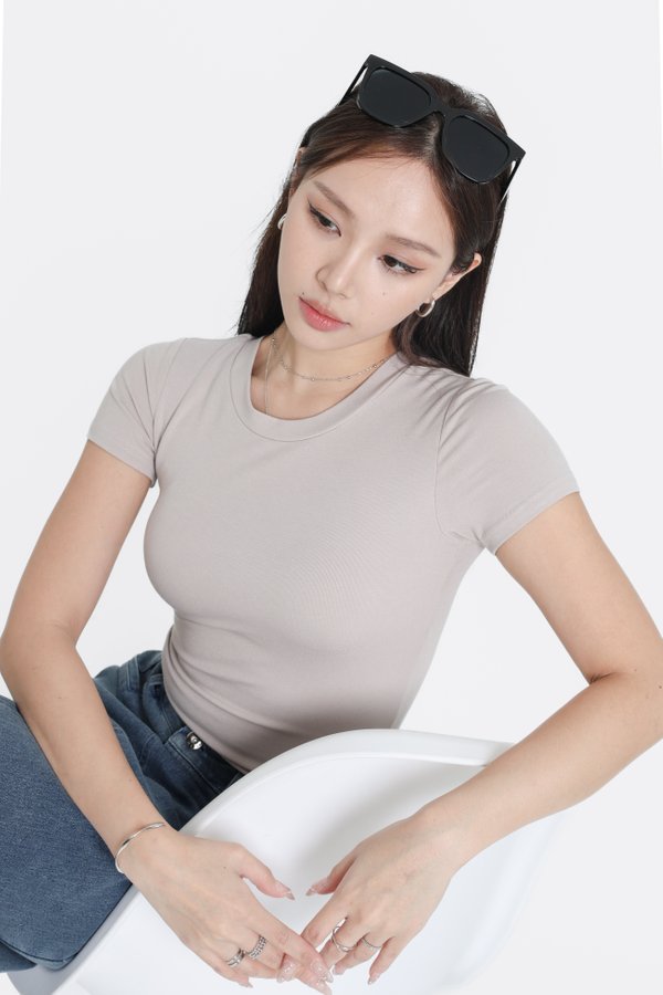 *TPZ* PERFECT ROUND NECK TOP (REGULAR) IN REPOSE GRAY