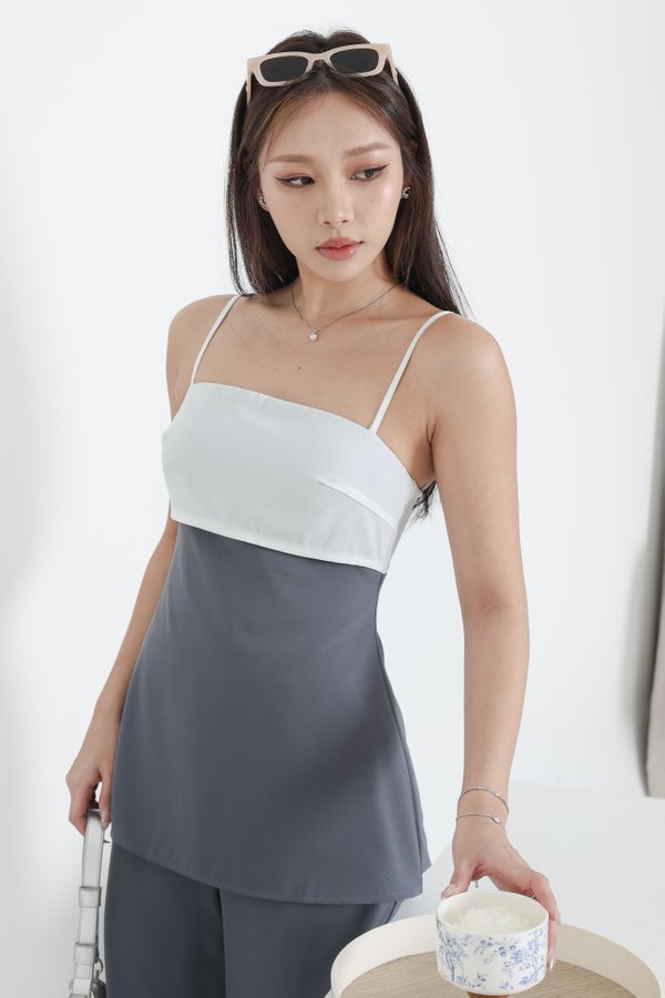 *TPZ* DOVE COLOURBLOCK PADDED TOP IN GREYISH BLUE ON WHITE 