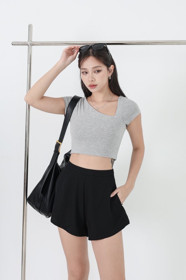 *TPZ* GOLDEN DAYS SLANT HEM SHORTS 5.0 IN BLACK (81)