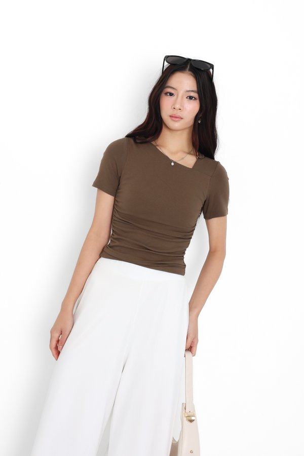 *TPZ* PERFECT CUT RUCHED TOP (REGULAR) IN OLIVE BROWN
