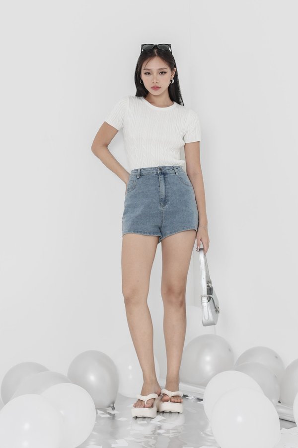 *TPZ* MUST HAVE DENIM SHORTS 8.0 IN LIGHT WASH