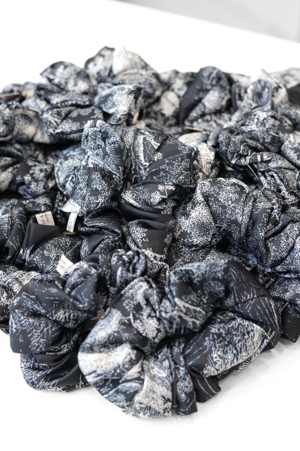 *TPZ LUXURY LOUNGE* SIGNATURE TPZ TOILE DE SECRET DEEP NAVY SCRUNCHIE (PACK OF 3)