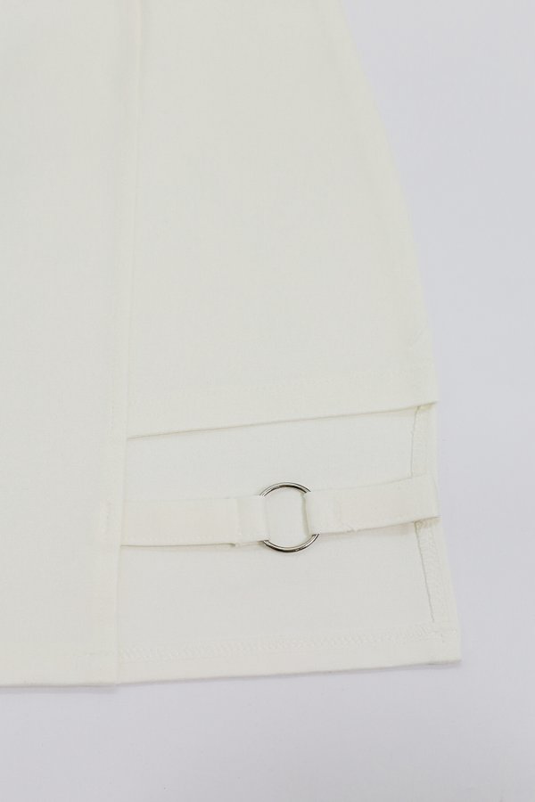 RING BUCKLE DETAIL SKIRT IN OFF WHITE 